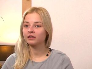 Une nana sexy a une séance intime de masturbation