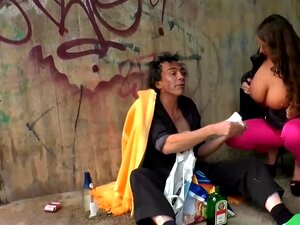 La belle-mère allemande que j'aimerais baiser avec de gros bazookas