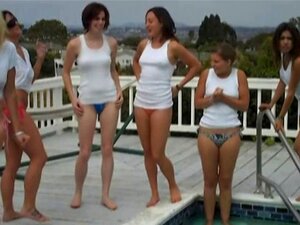 Plaisir lesbien avec un t-shirt mouillé dans la piscine