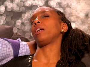 Un couple noir cherche une nana pour leur premier trio. Un couple