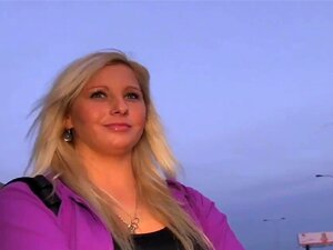 Une blonde aux courbes généreuses accepte une offre de sexe contre