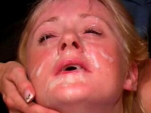 Femme britannique mature couverte de sperme dans un bukkake