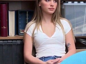 Un voleur adolescent prend du sperme. Un voleur adolescent prend une