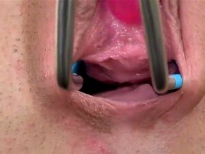 La douce tchèque perverse écarte sa fente mince pour la spéciale.