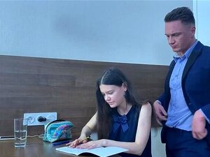 La mignonne demi-sœur m'a surpris en train de regarder du porno et