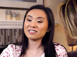 Une asiatique de 18 ans apprend à une petite mignonne de 19 ans