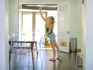 La petite blonde Crystal séduit et baise son voisin sexy. La mignonne