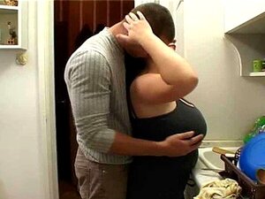 Une BBW reçoit une grosse bite pour être propre et propre