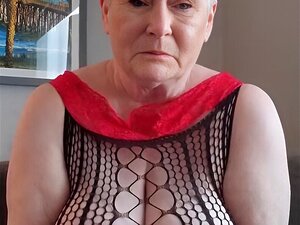 Mamie perverse parlant impurement et se masturbant avec un sextoy