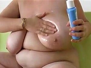 Sauce avec de gros nichons tombants et des aisselles poilues