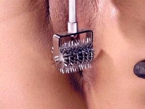 Une bombe asiatique reçoit un bondage de tourment d'éperon. Avec son