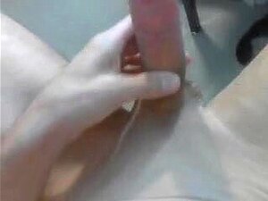 Regardez un homme chaud se branler la grosse bite sur webcam pendant