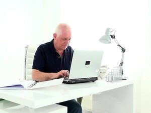 Nick lèche une chatte fraîche et colle la bite de son vieux