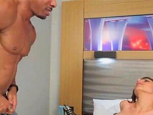 La brune à gros seins Mia Khalifa se fait baiser