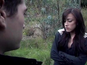 Découvrez le charme séducteur de Jennifer White, la reine du