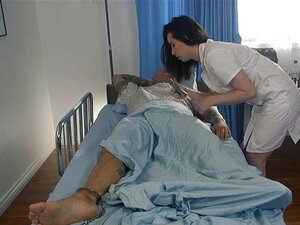 Une patiente chauve baise une infirmière attachée. Le patient chauve