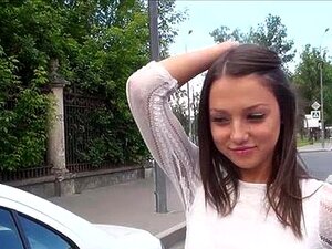 Foxy se fait baiser par des inconnus dans une belle voiture