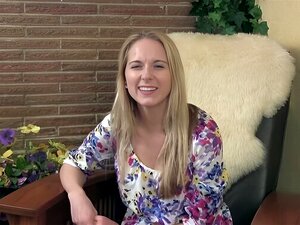 Naomi, Blonde et Poilue, Se Déshabille pendant une interview avec un