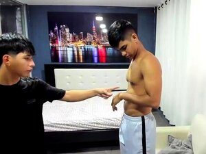 Scène de sexe de groupe gay incroyable dans un entrepôt