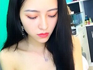 Explorez le monde séduisant du plaisir asiatique alors qu'une belle