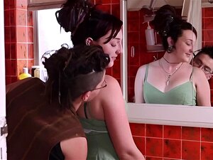 Hippies lesbiennes poilues se font plaisir dans la salle de bain