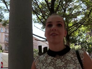 La superbe Eva Briancon se fait doigter en public