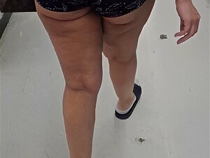 La femme chaude ne porte que des pyjamas chez Walmart