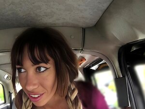 Vivez une expérience inoubliable dans le Fake Taxi avec cette MILF