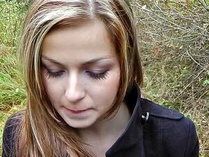 Regardez une beauté blonde sexy donner une pipe sensuelle en public