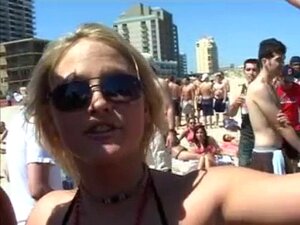 Une salope blonde sexy montre son nouveau tatouage sur le cul. Cette