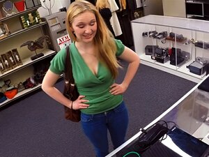 Une jolie blonde vend ses affaires et se fait baiser par un pion dans