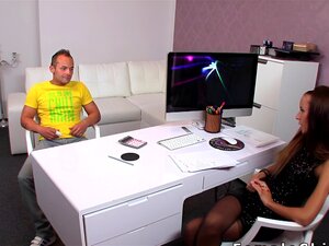 Une agente a un entretien de casting avec un mec nerveux qui ne peut