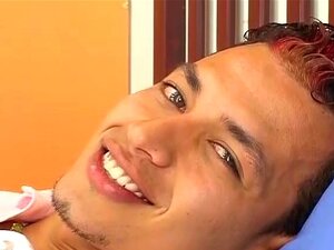 Twink solo jouant toujours avec des sextoys