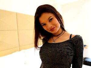 Petite salope asiatique donne une pipe parfaite