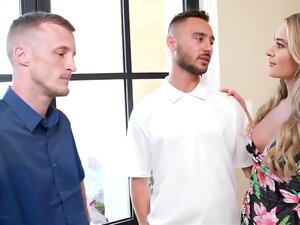 Femme blonde est heureuse quand son mari lui permet d'avoir des
