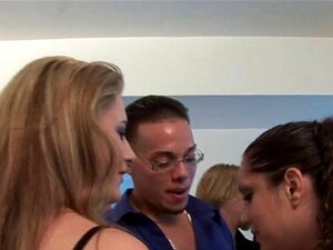 Sexe de groupe avec des filles chaudes. Les nanas se font baiser dans