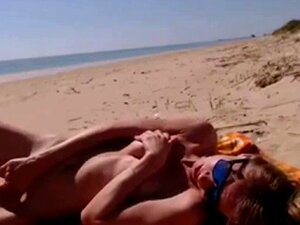 Fille se masturbant au bord de la mer. Fille se masturbant près de la