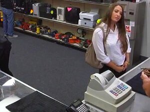 Grosse chatte amateur de brune avec un gros cul clouée par un gardien