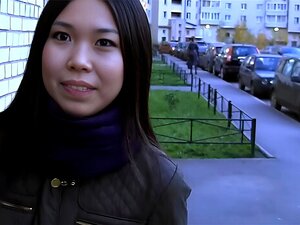 Une Asiatique chaude se fait pilonner le cul et avale du sperme