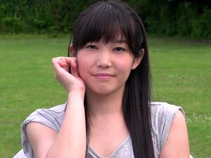 La petite coquine tétine épicée yui kasugano écarte sa chatte.