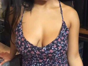 Baiser une copine amateur à gros seins au travail