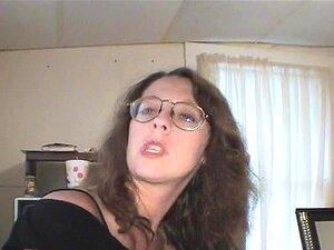 Plongez dans le monde sauvage de Train Wreck Connie alors qu'elle vous