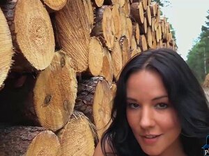 Une brune au corps parfait avec un gros cul rond se déshabille. Une