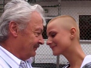 Étudiante tatouée aux cheveux courts suce son grand-père