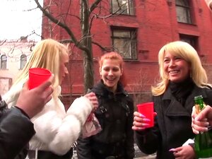 Des mignonnes étudiantes seins nus en danse de groupe