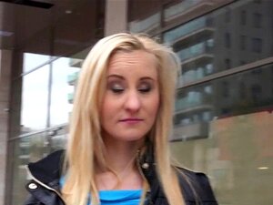 Après prend de l'argent, une blonde baise à l'hôtel