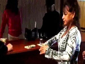 Une mignonne désespérée nue en public et baise pour payer le loyer