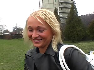 Découvrez cette assistante coquine du beau-beau-père Noël qui