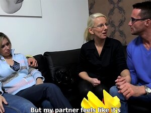 Femme Blonde Trompe son Conjoint