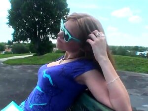 Une rousse sexy découvre des plaisirs dehors devant un beau mec. Elle